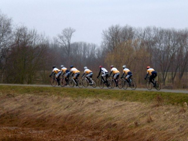 Op de Netedijk naar Lier 2
Geen bezwaar om de groep op sleeptouw te nemen voor Raf en Woens. De Woens moest de hele rit wel uit zijn pijp komen, want hij wou voor 12u terug zijn en dus kon hij mits sterk kopwerk de rijtijd wat inkorten.
