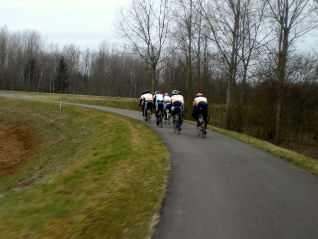 Op de Netedijk naar Lier 3
Het tempo, en gemiddelde lag dan ook hoog voor een voorjaarsrit. Maar wat de Woens deed  (vorige foto) sneed in zijn eigen vel want Koen, wegkapitein en eigenaar van de rit, lastte een lusje bij in om niet te vroeg binnen te zijn. 
