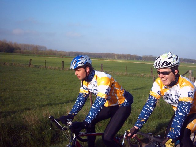 Fre is er weer bij
Na lange tijd, enkele mails, zelfs een paar smsen en huisbezoeken, is de Fre er weer eens bij.
En hij kreeg direct een zwaar parcours, want we reden een eerste rit diep in het Hageland.
