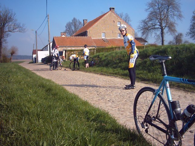 Jokke plat in de hel
Net halverwege de kasseistrook heeft Jokke brute pech. Raf en Johan trekken door en Jokke rijdt lek.
