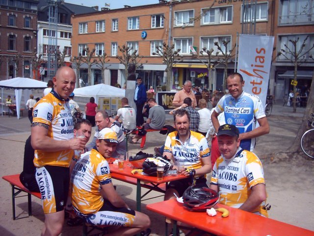 Groepsfoto 1
Iedereen content bij aankomst. Een mooie parcours, schitterend weer (geen mouwkes, op aanraden van Ludo!), genoeg cake en bananen bij de bevoorrading (sommigen hadden er nog over), een beetje strijd en wat gegrapjas onderweg, maakte de dag biz-ondergoed !

