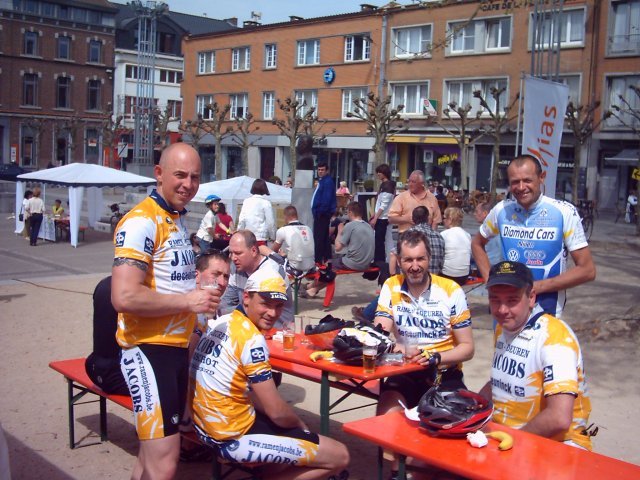Groepsfoto 2
een gevraagde fotograaf altijd 2 keer laten afdrukken. Maar parcoursbouwer Luc is blijkbaar een volleerd fotograaf. want met het aldi-kodakske van Hale is het altijd blind en op goed geluk af 'trekken'.
Luc was ook erg nieuwsgierig naar onze bevindingen van het aangepast parcours. Wij hadden een overlever van vorig jaar (Jokke) bij die geen verschil had gezien. Luc was duidelijk content met onze lovende woorden, en nam het positief dat we vonden dat plaats van bevoorrading aangekondigd mocht worden.
