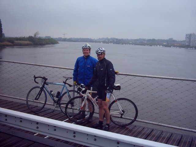 Stille Waters 1
Ziehier de 'Forza Flandria' van WTC Nissorap: twee doorweekte dijkridders met heel veel moral.
