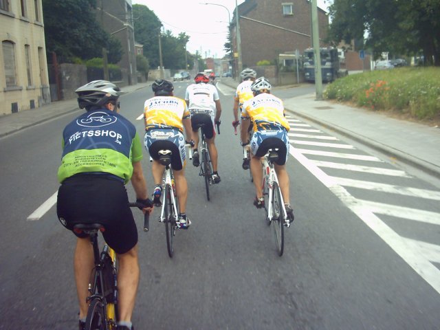 Pas vertrokken
In de straten van Flemalle aan de boorden van de Maas rijden we een rustig tempo. En toch zou wat verder een kleine verhoging met kasseitjes fataal zijn voor de bevestiging van de Garmin van de Seppe.
