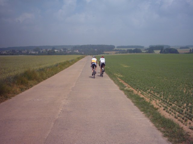 Glooiend Ardens Plateau 2
De mooie vergezichten nopen tot het nemen van foto's. Seppe en Fietsshopper Luc hadden op een laatste helling aangegeven dat ze op eigen tempo de rit zouden volmaken en volgenden op korte afstand.

