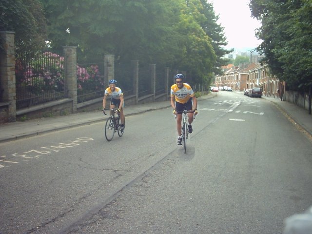 Johan samen met Koen op de Wijnpers in Leuven
De Wijnpers is de helling die in het BK figureerde, en die je ook terugvindt in [url=http://www.nissorap.be/fotoalbum/displayimage.php?album=229&pos=10]het album met enkele Nissorappers die naar het BK[/url] trokken. Johan had er voor deze rit zijn hoofddoel van gemaakt. We reden er dan ook twee keer op: Ã©Ã©n keer voor de foto, en Ã©Ã©n keer voor de competitiviteit. Johan won de beide met overmacht!
