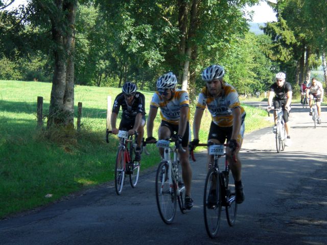 Jokke en Raf boven op Stockeu
Altijd een nijdige klim, die helling in Stockeu met onderweg de huldesteen voor Eddy Merckx.
