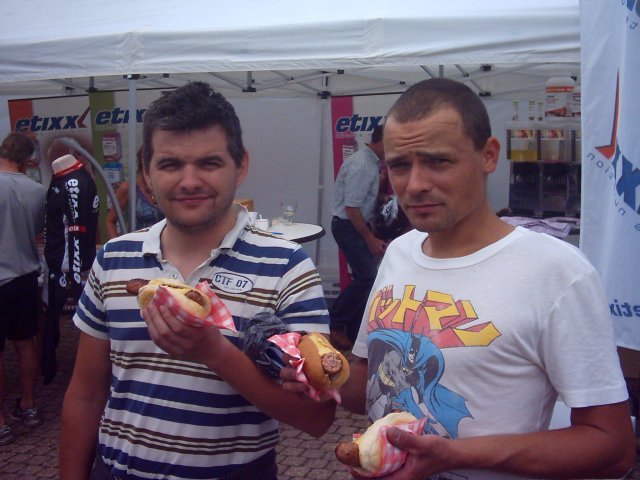 Kelly en traditie
De traditie op de Kelly zijn de lekkere bbq-worsten. Toevallig stond Sean daarachter in geruit hemd, Seppe en Jokke bleven even staan om te poseren, maar net bij de afdruk draaide Sean zich om. Laat het jullie toch smaken, jongens.
