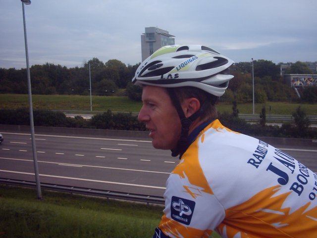 Pit bij Pidpa
Hier verderop steekt Pit op werkdagen de ring over, maar wij zouden verder de ring volgen en aan de Kaaien oversteken en de fietstunnel naar de overkant van de Schelde nemen.
