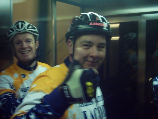 In de Lift
Weer even de lift omhoog. Alles in orde voor Pit en Danny.
