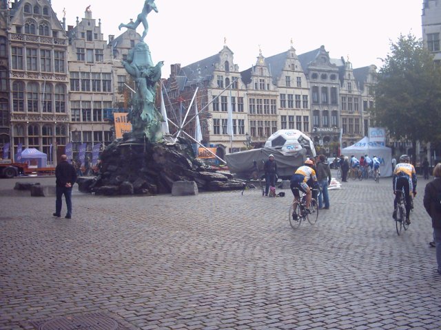 Brabo
De grote markt met stadhuis en Brabo-fontein mochten ook niet ontbreken. De activiteiten omtrent de autovrije dag waren eigenlijk nog maar net begonnen om 10u.
