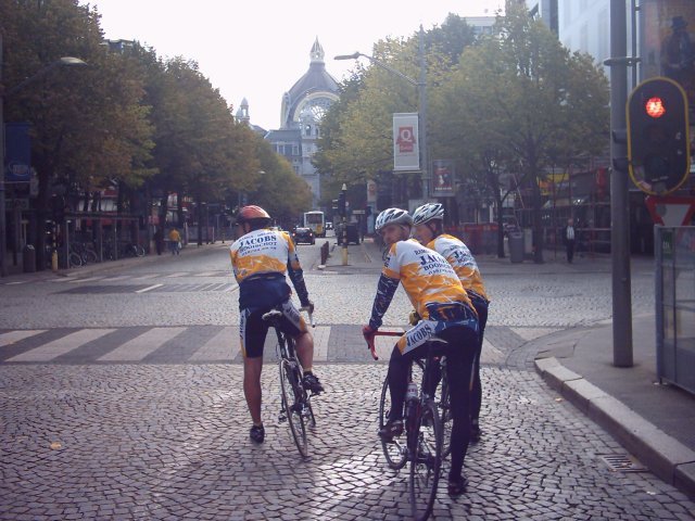 De Meir
en ginds het Centraal Station
