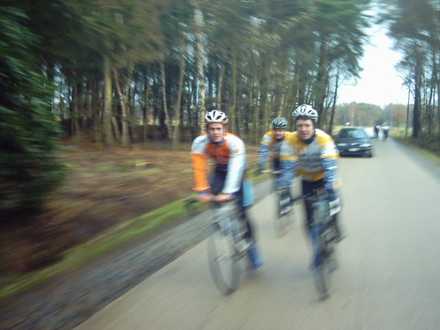 Joeri Adams In Goed Gezelschap
In Oostmalle sloot een jonge kerel bij ons aan die even mee in de wielen reed op weg naar zijn vriendin. Niemand minder dan de voormalig wereldkampioen veldrijden 2007 bij de juniores, en -wisten wij veel- de latere Belgische kampioen 2011 bij de beloften: Joeri Adams. De Pit, onze best sportkwisser zogezegd, was al een hele tijd met Joeri aan het babbelen en toch moest hij vragen hoe hij heette. Schande, Pit! 
