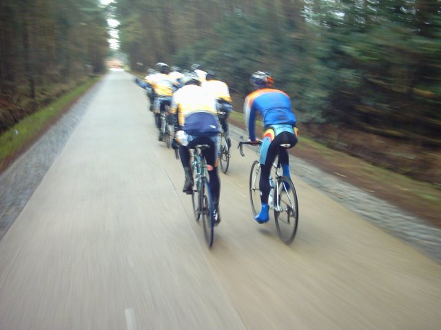 Groep op snelheid
Raf aan het roer van de groep, zonder te weten wie er in het wiel zat, zoals steeds met een stevig doch aanvaardbaar tempo.
