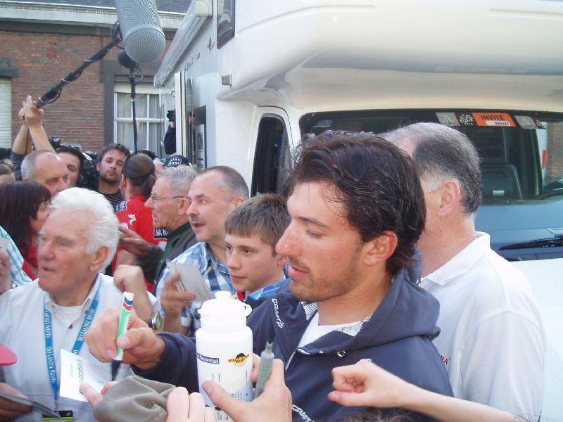 Signeerwerk
Terwijl hij zich door de pers richting cafÃ© begaf, moest Cancellara duchtig signeren.
