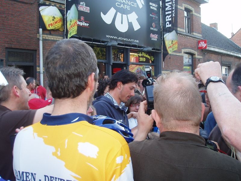 Koen op jacht
Jaloers op de helm van Pit met handtekening van Di Luca, ging Koen gedreven op jacht naar een handtekening van Cancellara op zijn helm.
