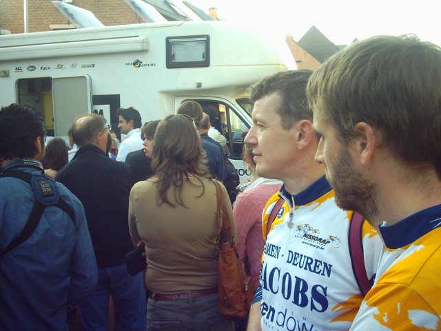 Wachten aan de camper
Pit en Raf wachten geduldig tot Cancellara buitenkomt uit de camper van boezemvriend Remi De Moor. Binnen zou ook Rik Van Looy aanwezig zijn.
