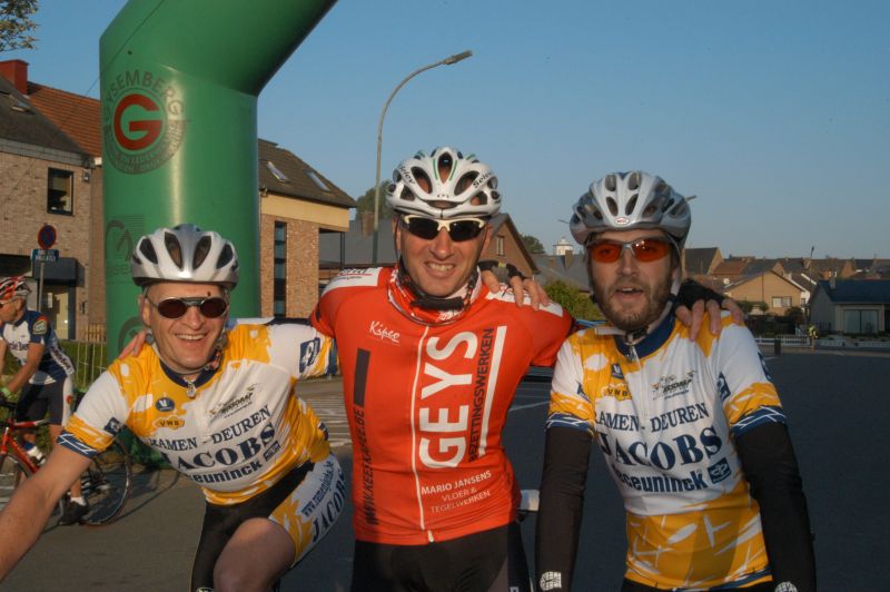 Nu nog lachen
Op 't einde van deze zware rit door de Ardennen van 225km werd er wel wat minder gelachen!
