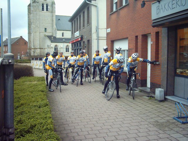 Vertrek Groep A
Groep A wil vertrekken, maar het is nog even wachten op Raf die nog iets moest gaan halen thuis.
