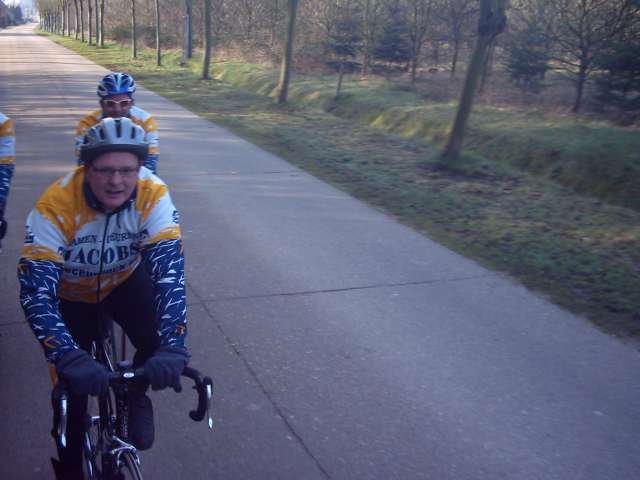 Hans in het wiel
Hans zit al goed in het wiel op de tweede rij. Klaar om over te pakken straks !
