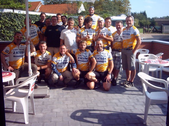 Groepsfoto Sluitingsrit 2011
De foto van de deelnemers aan de sluitingsrit. En dat ze allemaal zolang bleven wil ook zeggen dat het er goed was, daar bij Den Don !
