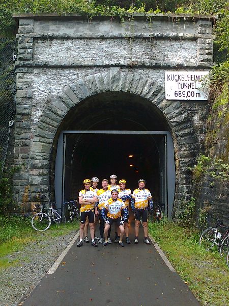 even poseren voor de vleermuizentunnel
