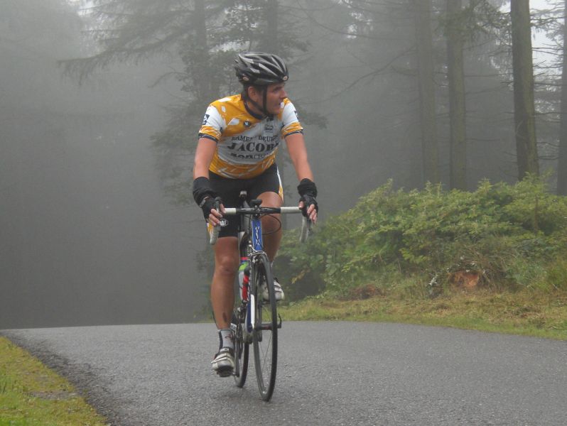 Gorilla's in the mist.
Hier boven in de bossen van Sauerland vond Jef (naar eigen zeggen) zijn goede benen terug.  Spijtig genoeg was hij ze enkele honderden meters lager al terug kwijt.
