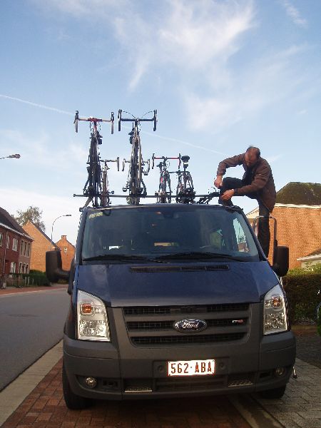 Busje komt zo
Al enkele jaren huren we een busje om op reis te gaan maar pas sinds enkele jaren laden we fietsen bovenop.
Best een indrukwekkend zicht, zjust echt!
