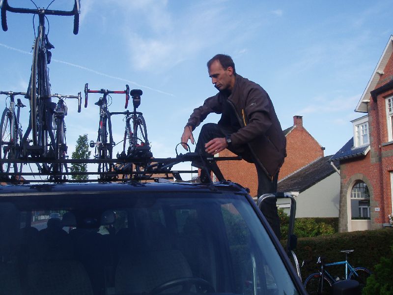 Fietsen monteren is ernstig werk ...
... en de Warre doet dan ook met de nodige ernst.
