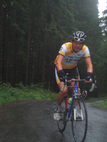 Jef ziet af
De vrijdagrit startte met drie stevige beklimmingen tijdens de eerste 30km.
De tweede klim was daarvan de zwaarste, zie maar naar Jef zijn gezicht!
