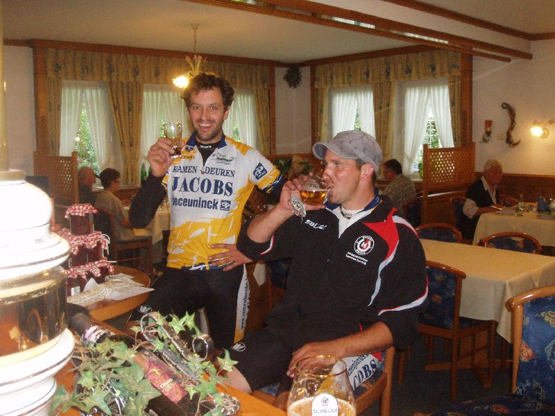 Een verdiende pint 2
Twee reis-bleukes kunnen terug lachen.
Tom had wel pech dat hij een stuk moest "treinen" door stukken aan zijn fiets.
