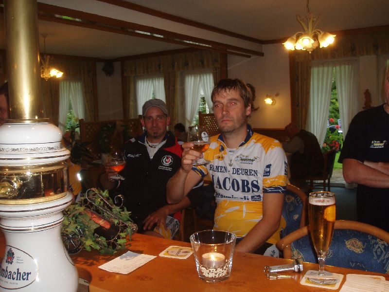 Een verdiende pint 3
Ook Raf moest eens op de foto van het "toog-mÃ¤dchen".
