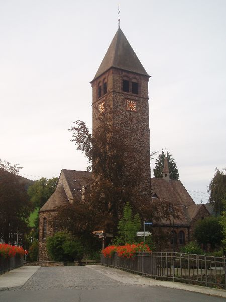 De kerk van Saalhausen
Met die pastoor wilden de meeste Nissorappers wel eens een duchtig woordje gaan klappen.
't Was namelijk een echte strever die elke morgen enorm tekeer ging met zijn klokken!!!
