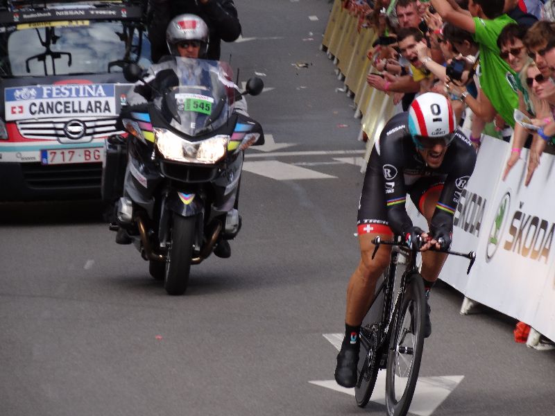 Fabian Cancellara in actie
Spartacus pakte met groot vertoon de eerste gele trui

