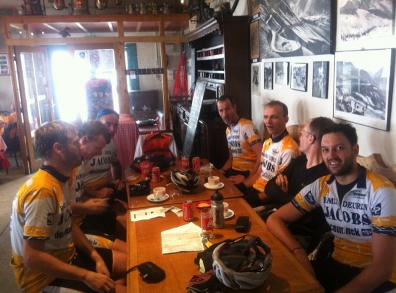 Opwarmen in de bar op de Col du Tourmalet