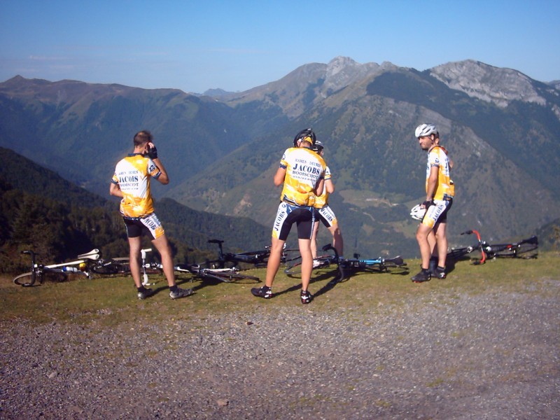 Uitzicht op Soulor En Aubisque
En van hieruit zien we de hele bergrug met Soulor en Aubisque, en in de vallei de klim naar de Col de Soulor die den John en de Jaak gaan volgen. De anderen rijden naar Marie-Blanque en Aubisque.
Warre belt even met John om te vragen of hij nog ver is. 
