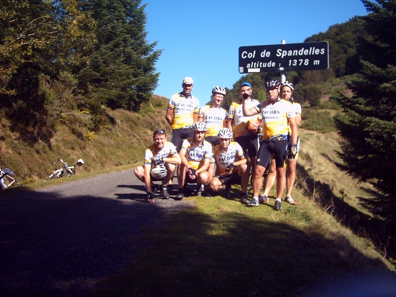 Spandelles Groepsfoto 1
Groepsfoto op de Col de Spandelles. Nog zonder den John die wat ver achter was. (En zonder fotograaf omdat die een testfoto was vooraleer de zelfontspanner te gebruiken.)
De leukste thuis op de foto is Jaak met zijn vuist-act
