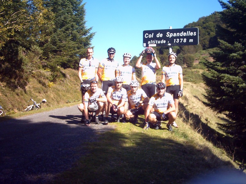 Spandelles Groepsfoto 2
Groepsfoto op Col de Spandelles. Iedereen staat erop, behalve John. 
De leukste thuis op de foto is Daniel met zijn helm-act.
