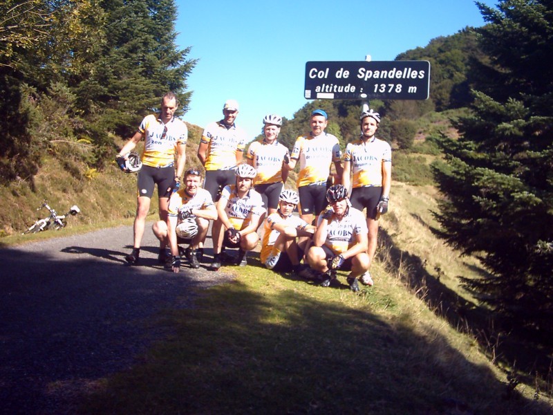 Spandelles Groepsfoto 3
Groepsfoto op Col de Spandelles. 
De leukste thuis op de foto is ondergetekende, met mijn 'al bewegen voor de foto genomen is'-act
