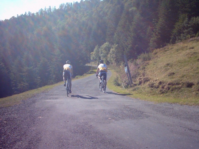 Tegemoet Rijden
Jaak en Warre besluiten hem tegemoet te rijden, om nog een foto van John te nemen bij het colplaatje.
Ja kan die foto [url=http://www.nissorap.be/fotoalbum/displayimage.php?pos=0&pid=4521]hier, in album van Herman[/url] bekijken.
