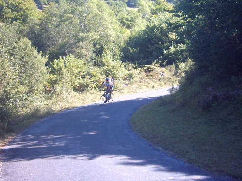 Herman In Afdaling
Herman in actie tijdens afdaling van Col de Spandelles. Een zeer bochtige afdaling met verrassende bochten en soms obstakels op de weg in de vorm van kuddes schapen.
