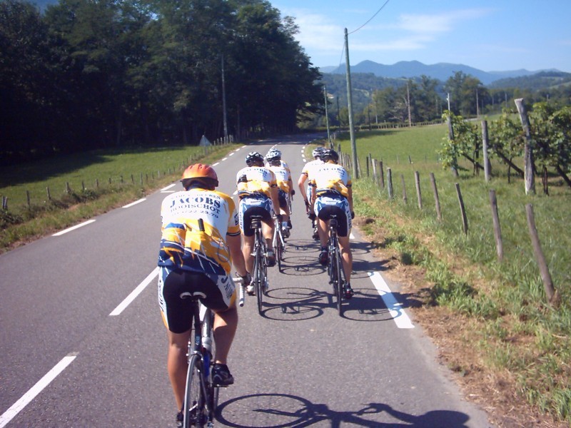 Groep Naar Marie Blanque 1
John en Jaak zijn al bezig aan de Col de Soulor, en wij stomen richting Marie-Blanque. Maar eerst komt er nog een verrassend kuitenbijtertje in een onooglijk dorpje dat we op tegekomen op een stuk dat we afsnijden. 'ça bosse! ça bosse!' werd ons nog achterna geroepen...
