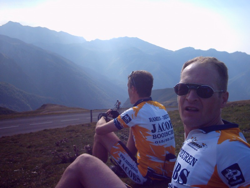 Raf Komt Boven Op Aubisque
Johan en Pit zitten boven op de Col d'Aubisque te kijken als Raf er aankomt.
