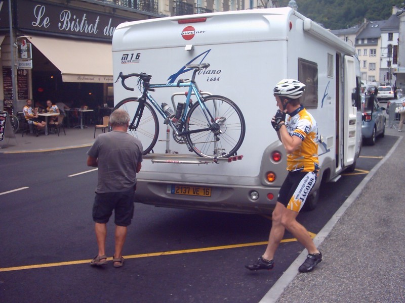 Pit - Pantani-gewijs - Uit Camper
En daar is hij, de Pit die pantani-gewijs uit een camper kan komen, het is niet iedereen gegeven.
Grote hilariteit op het gindse terras. Johan krijgt een kramp van het lachen.
