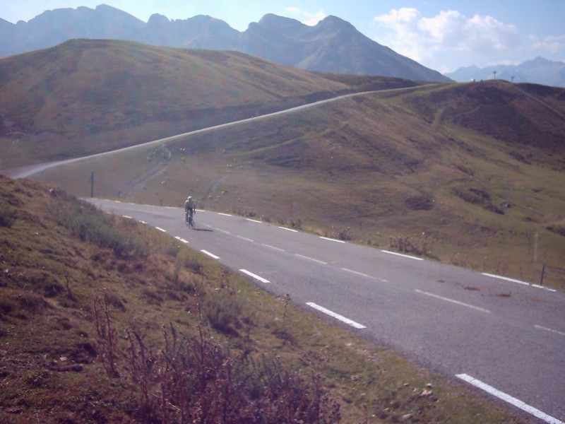 Warre Op Col De Tramasel
Warre heeft op de parking van Hautacam de fotos genomen, en heeft niet gezien dat iedereen nog een verdieping hoger is gereden, naar de Col de Tramasel. Na lang wachten -en speculeren dat er een vermeend haar in de boter zit wegens een weigering om te poseren- komt hij er ook aan.
