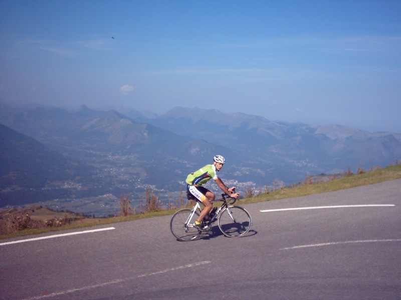 Warre Op Col De Tramasel En Zicht Op Ons Hotel
Warre passeert net deze bocht met zicht op onze residentie ArgelÃ©s-Gazost.
