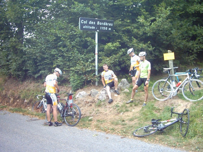 Col De Borderes 1
Plaatsen innemen aan colplaatje van Col De Borderes. Met de grimas van Pit lijkt het of hij op een te scherpe rots is gaan zitten.
