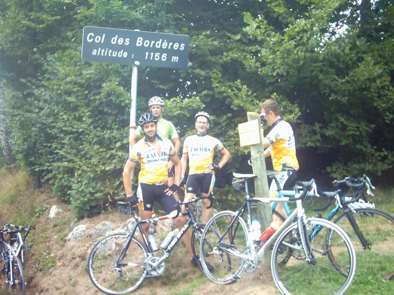 Col De Borderes 2
Eggie is ook gearriveerd maar nu is Raf weer weg. Aah, Raf heeft zijn toestel gepakt en maakt zich op om zijn enige foto van de reis te maken. Daar zal wel een serieuze voorbereiding aan vooraf gaan. Want die 'enige' moet namelijk in Ã©Ã©n keer goed zijn. Het resultaat vind je [url=http://www.nissorap.be/fotoalbum/displayimage.php?pos=0&pid=4400]hier (;-O)[/url]
