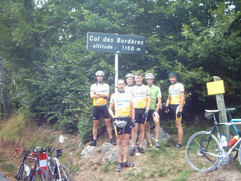 Col De Borderes 3
Eindelijk is de traditionele lokale passant gearriveerd, een echte bergbohemien en dit is zijn groepsfoto.
