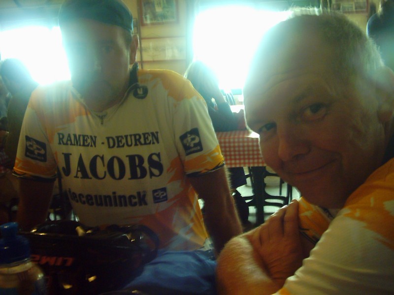 Danny En John In Refuge Tourmalet
Daniel en John in de refuge. John zal seffens samen met Jaak terug afdalen naar de bus en dan naar Arreau rijden. We zullen hen onderweg nog zien passeren.
